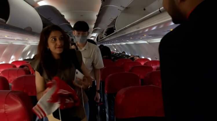 <p><strong>"KUALA LUMPUR'DAN DAİRE KİRALAMAKTAN DAHA UCUZA GELİYOR"</strong></p>
<p>The Sun'ın aktardığına göre 05:55'te kalkan uçağa binen Kaur, her sabah saat 7:45'te ofise varıyor.</p>
<p>Air Asia Havayolu'nun finans departmanında yardımcı yönetici olarak çalışan Kaur, uçakla işe gitmenin maliyetinin, Kuala Lumpur'da bir daire kiralamaktan daha ucuz olduğunu söyledi.</p>