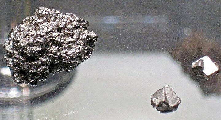 <p><span style="color:#B22222"><strong>RODYUM</strong></span></p>

<p> </p>

<p>Birçok alanda kullanılan bir element rodyum. Özellikle de otomobil sektöründe, egzoz gazlarının zararını azaltmak için kullanılıyor. Az üretilen rodyumun 1 gramı 504 dolar.</p>
