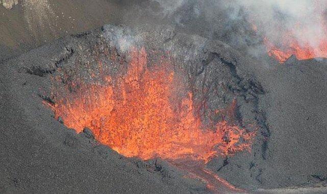 <p>Dünyanın en aktif yanardağlarından Kilauea'da 1983'ten beri patlamalar oluyor.</p>

<p> </p>
