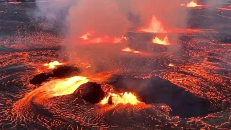 <p>Kilauea Yanardağı, 23 Aralık'tan bu yana belirli aralıklarla hareketliliğini sürdürüyor.</p>
<p> </p>