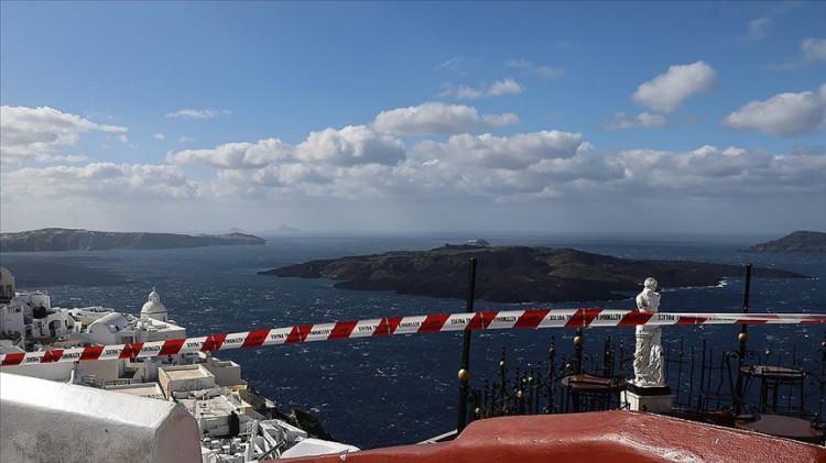 <p>Ege Denizi'nde art arda meydana gelen depremler nedeniyle Santorini Yanardağı'nın volkanik bir hareketliliğe neden olup olmayacağı konusunda endişeler oluşmuştu. </p>
