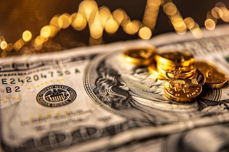 <p>Citigroup, ticaret savaşlarının yoğunlaşması durumunda altının önümüzdeki 6-12 ay içinde 3.000 dolar seviyesine çıkabileceğini öngörüyor. UBS ise merkez bankalarının artan alımlarıyla altının 12 ay içinde bu seviyeye ulaşacağı tahmininde bulunuyor.</p>