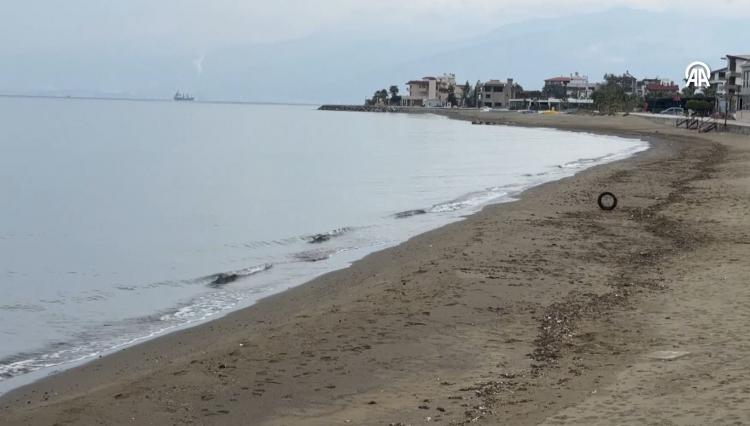 <p><span style="color:#B22222"><strong>HATAY- İSKENDERUN</strong></span></p>

<p>Hatay'ın Arsuz sahilinde deniz çekilmesi gözlendi. Sahilde 2-2,5 metrelik bir çekilme söz konusu olurken bölgedeki vatandaşlarda tedirgin olmaya başladı.</p>
