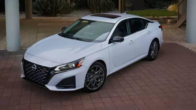 <p>İşte en uzun kilometre ömrüne sahip 10 sedan otomobiller ve 400 bin kilometreye ulaşma olasılıkları...</p>
<p>10. Nissan Altima – % 6,3</p>