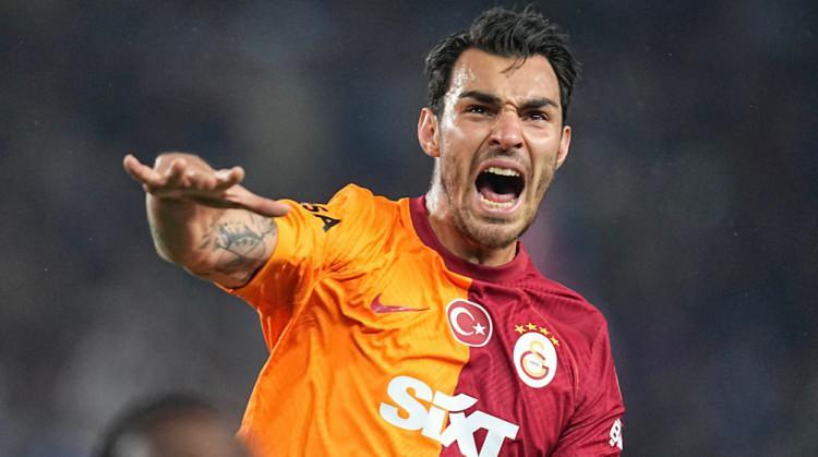 <p>Ancak kadro planlamasından yaşanan aksaklıklar yüzünden Kaan Ayhan ve Berkan Kutlu bu bölgede oynamaya devam etti.</p>
