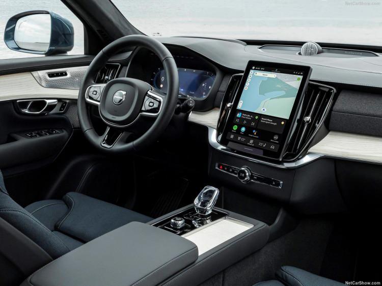 <p>Volvo Cars'ın SUV modeli XC90 yenilenen tasarım ve teknolojileriyle Türkiye'de tanıtıldı.<br />
<br />
İŞTE ÖZELLİKLERİ VE FİYATI</p>
