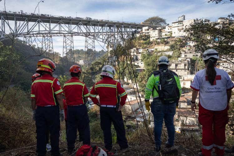 <p>Bölge belediyesinin itfaiye teşkilatı üyesi Jose Santizo, gazetecilere yaptığı açıklamada, San Agustin Acasaguastlan kasabasından yola çıkan otobüsün Guatemala kentindeki Belize Köprüsü'nden düşerek vadiye yuvarlandığını belirtti.</p>