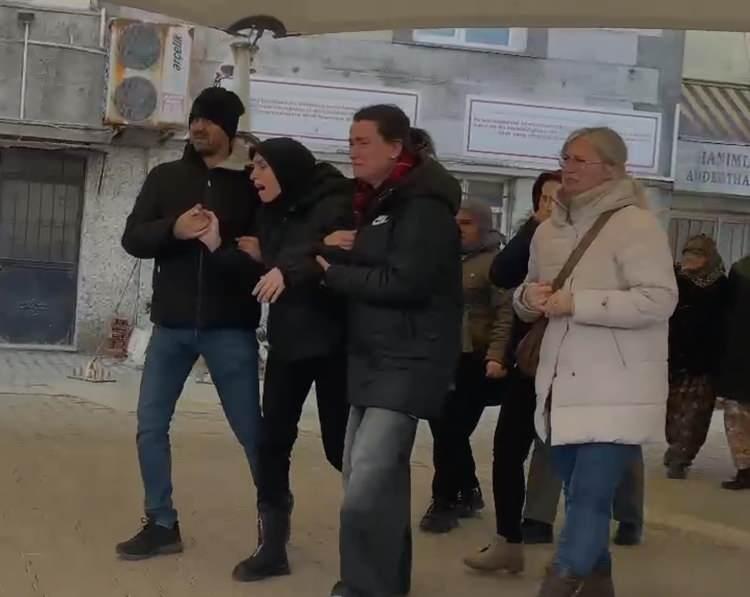 <p>Anne G.U. da poliste verdiği ifadesinde, kızını dün okul çıkışında babasının aldığını öğrendiğini belirterek, Su Dilem'in telefonundan kendisine, 'Anne beni niye öldürdün. Senin yüzünden öldüm. Ben sana ne dedim. Bu dünyadaki en büyük acıyı yaşatacağım demedim mi. Al yaşa bakalım, katilsin' şeklinde mesaj geldiğini anlattı.</p>
