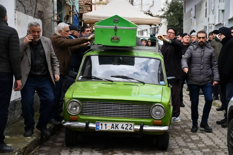 <p>Bir akrabasından 1996'da satın aldığı 1975 model, tüm parçaları orijinal yeşil renkli Tofaş "Murat 124"üyle 29 yıldır adeta çocuğu gibi ilgilenen, sabah akşam bezle otomobilini temizleyen Gülen, dün evinde hayatını kaybetti.</p>
