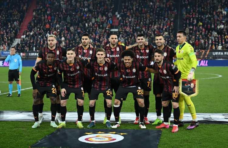 <p>Galatasaray ise deplasmanda Hollanda takımı AZ Alkmaar'a 10 kişi kaldığı maçta 4-1 mağlup oldu.</p>