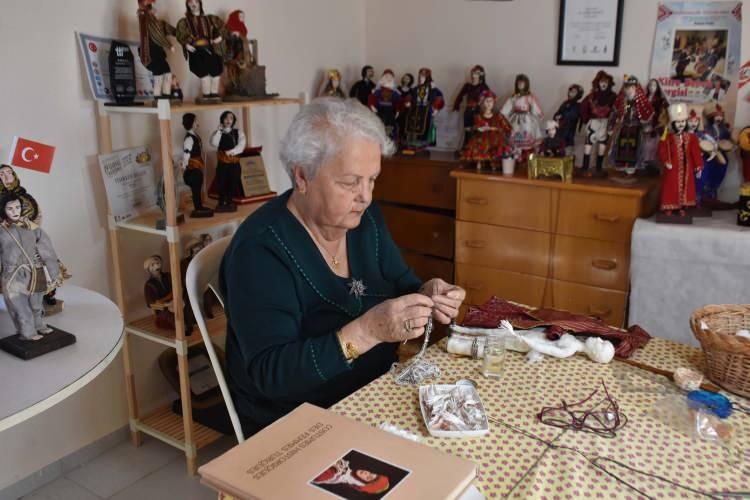 <p>Geleneksel giysileri canlandırmayı sevdiğini dile getiren Polat, <strong>"Onlarla yaşıyorum. Bugüne kadar yaptığım bebek sayısı 350'yi buldu. 160'ını Malatya Kent Müzesi cüzi bir miktar karşılığında satın aldı, daha sonra 10 tane de ben hediye ettim. Oldukça fazla çalışmam var."</strong> diye konuştu.</p>
