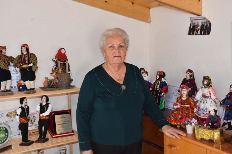 <p><span style="color:#A52A2A"><strong>"BU SANATLA KÜLTÜRÜMÜZÜ KORUYORUZ"</strong></span></p>

<p>Polat, bebekler ile alakalı bilgi vererek,<strong> "Eskiden yöremizde hangi kıyafetler giyiliyorsa, bire bir giydiriliyor. Araştırıyorum, bakıyorum, kaynak buluyorum ya da kişilerden faydalanıyorum. Eskiden annemiz, babamız, ninelerimiz ne giymişse bebeklere bire bir giydiriliyor. Bu sanatla kültürümüzü koruyoruz, geleneksel kıyafetlerimizi unutmamamızı sağlıyoruz."</strong> dedi. </p>
