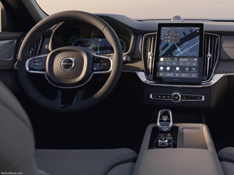 <p>XC90 Plug-in Hybrid, WLTP test sonuçlarına göre tek şarjla 69 kilometreye kadar tamamen elektrikli menzil sunarak günlük seyahatlerde sıfır egzoz emisyonu sağlıyor.</p>
