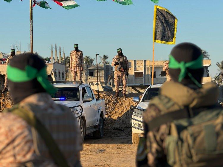 <p>Sancılı süreç Doha'da arabulucular eşliğinde çözüldü. Hamas 3 İsrailli rehinenin serbest bırakılacağını açıkladı.</p>
