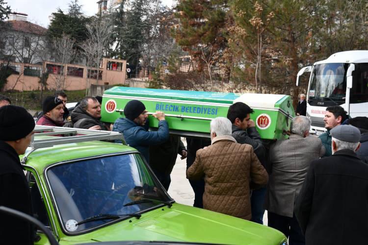 <p>Celil Gülen'in naaşı, öğle vakti kılınan namazın ardından cenaze aracıyla götürüldüğü Pelitözü Köyü Mezarlığı'nda toprağa verildi.</p>
