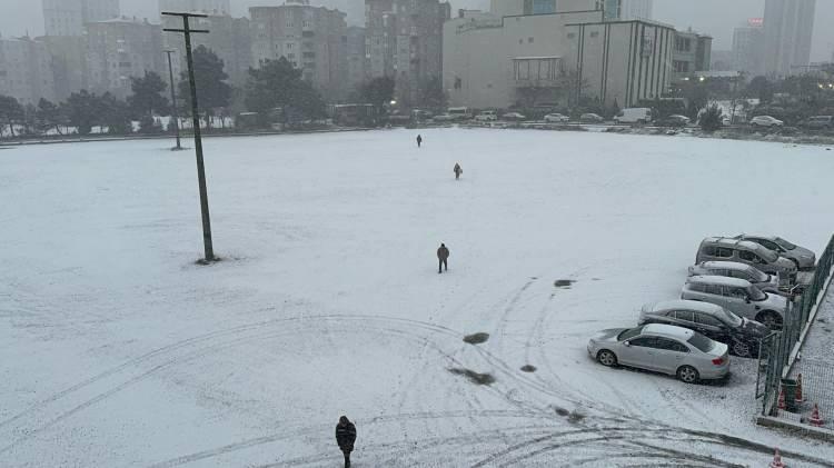 <p>İstanbul'da hava sıcaklıklarının 0-5 derecelerde seyredeği belirtilen açıklamada, çarşamba gününe kadar kısa süreli kar yağışlarının etkili olabileceği belirtildi.</p>

<p>Belediye, zorunlu olmadıkça kişisel araçlarla trafiğe çıkılmaması konusunda uyarıda bulundu.</p>
