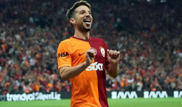 <p>Tüm bunlar yaşanırken Dries Mertens'in daha önceki maçlarda da benzer şekilde hakemi aldatmaya yönelik harekette bulunduğu götüntüler çıkmaya başladı. </p>
