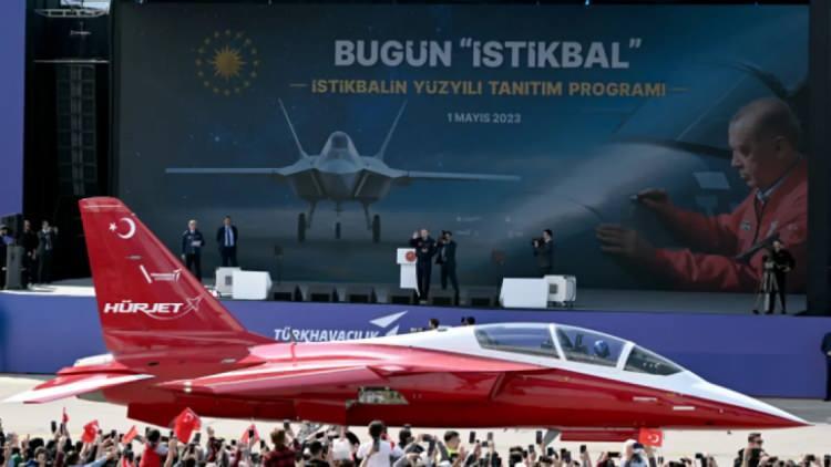 <p>“Hem HÜRJET hem de KAAN Türkiye’nin askeri havacılığa bakışını yansıtacak projeler. HÜRJET dış görünüş olarak rakiplerine benziyor evet. Ancak sıfırdan 5. nesil uçak eğitimine yönelik tasarlanmış bir platform. Özellikle elektronik alt yapı tarafında bu çok kıymetli. HÜRJET gibi bu yolda sıfırdan tasarlanmış çok fazla uçak yok.</p>
<p> </p>