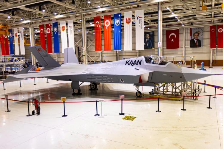 <p>21 Şubat 2024’te Türkiye'nin ilk milli savaş uçağı ve beşinci nesil savaş uçağı olarak geliştirilen çift motorlu MMU Kaan, ilk test uçuşunu başarıyla gerçekleştirmişti. </p>