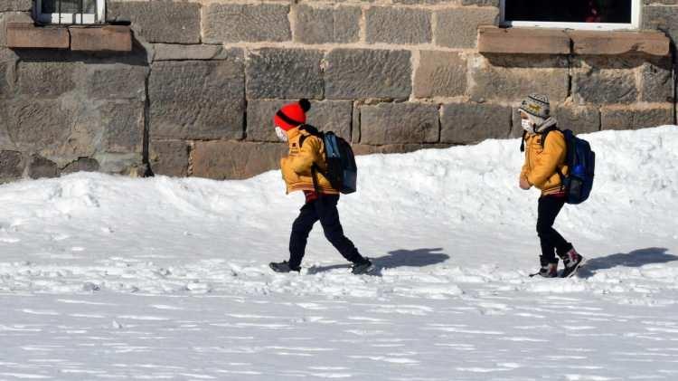 <p><strong>ORDU AKKUŞ'TA EĞİTİME 1 GÜN ARA</strong></p>
<p> </p>
<p>Ordu Valiliği, yoğun kar ve buzlanma nedeniyle Akkuş ilçesinde kısmi olarak eğitime 1 gün ara verildiğini duyurdu.</p>
<p> </p>
<p>Valilikten yapılan açıklamada, ilçede Borsa İstanbul Yatılı Bölge Ortaokulu, Kargı Ferhat Akbulat İlk ve Ortaokulu, Damyeri İlk ve Ortaokulu ve Yeşilgüneycik İlkokulu hariç diğer tüm resmi ve özel tüm eğitim-öğretim kurumlarında 13 Şubat 2025 Perşembe günü 1 gün süreyle eğitim ve öğretime ara verildiği belirtildi.</p>
<p> </p>
<p>Açıklamada ayrıca, Akkuş ilçesinde engelli ve hamile kamu görevlilerinin de aynı gün idari izinli sayılacakları ifade edildi.</p>