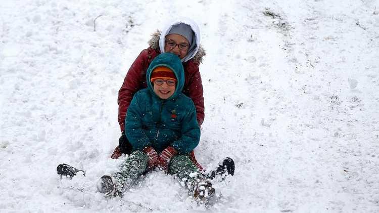 <p>İl Milli Eğitim Müdürlüğünden yapılan açıklamada, yoğun kar yağışı, olumsuz hava şartları ve ulaşımda yaşanabilecek olası aksaklıklar nedeniyle 19 Mayıs, Alaçam, Asarcık, Çarşamba, Ladik ve Salıpazarı ilçelerinde taşımalı eğitime 11 Şubat Salı günü ara verildiği bildirildi.</p>