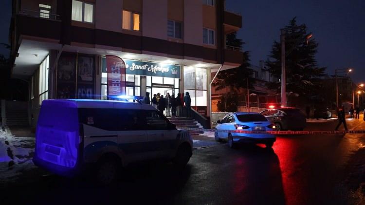 <p>İş yerinde bulunan vatandaşların <strong>112 Acil çağrı Mekezi'ne </strong>yaptıkları ihbar sonarı olay yerine sağlık ve polis ekipleri sevk edildi. </p>