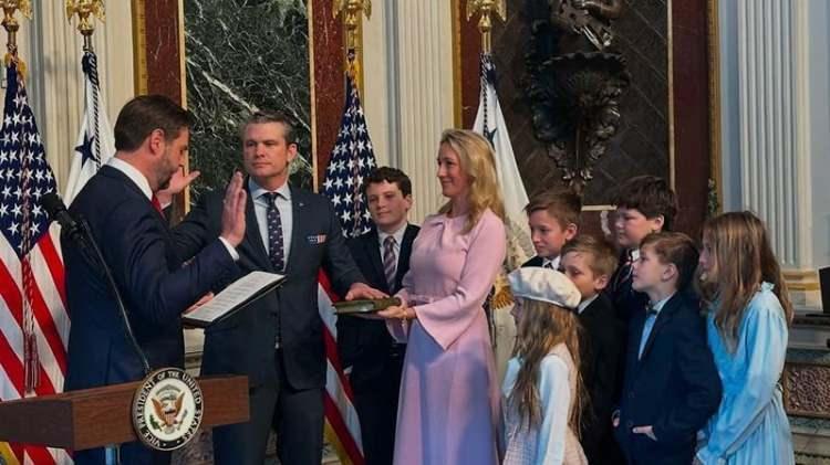 <p><strong><span style="color:#B22222">"TRUMP PAZARLIK YAPAN BİR LİDER"</span></strong></p>
<p>Hegseth, “Trump, doğrudan pazarlık yapan bir liderdir,” dedi. “Başkan Trump hakkında bilmeniz gereken tek şey, her zaman güçlü bir konumdan müzakere ettiğidir. Bir anlaşmaya girip pes etmez. Masaya oturduğunda, her iki tarafın da çıkarlarını ve teşviklerini anlar ve bunlara karşı dürüst olur.”</p>