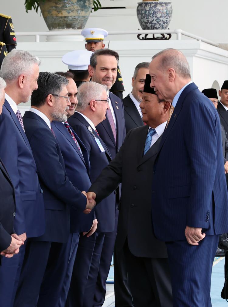 <p>Erdoğan, Endonezya Cumhurbaşkanı Subianto'nun onuruna vereceği resmi yemeğe iştirak edecek ve Türkiye-Endonezya İş Forumu'na katılacak.</p>