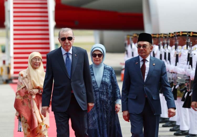 <p>Cumhurbaşkanı Erdoğan ile eşi Emine Erdoğan, Dışişleri Bakanı Hakan Fidan, Enerji ve Tabii Kaynaklar Bakanı Alparslan Bayraktar, Milli Savunma Bakanı Yaşar Güler, Sanayi ve Teknoloji Bakanı Mehmet Fatih Kacır, Tarım ve Orman Bakanı İbrahim Yumaklı, Ticaret Bakanı Ömer Bolat, Türk Devletleri Teşkilatı (TDT) Aksakallar Konseyi Başkanı Binali Yıldırım ile Cumhurbaşkanı Dış Politika ve Güvenlik Başdanışmanı Akif Çağatay Kılıç da Malezya'ya geldi.</p>