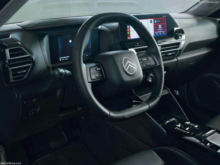 <p>Dış tasarımdaki değişime, yeniden tasarlanan Citroen advanced comfort koltuklar, hafifçe sürücüye dönük 10 inçlik dokunmatik multimedya ekranı ve yeni 7 inçlik dijital gösterge paneli ile gelişmiş araç içi konfor özellikleri eşlik ediyor.</p>