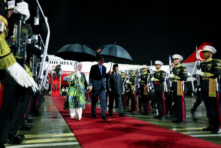 <p>Erdoğan`ın, Endonezya Cumhurbaşkanı Subianto`nun onuruna vereceği resmi yemeğe ve Türkiye-Endonezya İş Forumu`na iştirak etmesi planlanıyor.</p>
