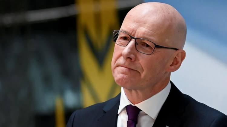 <p><strong>İskoçya Başbakanı John Swinney,</strong> Trump'ın planına tepki gösterdi. Swinney, X'ten yaptığı paylaşımda, "Gazze'de aylarca süren toplu cezalandırma ve 40 binden fazla kişinin ölümünden sonra, Filistinlilerin evlerinden çıkarılması yönündeki herhangi bir öneri kabul edilemez ve tehlikelidir." ifadesini kullandı. İskoç lider, etnik temizliğin yapılmasına karşı çıkarak, sadece iki devletli çözümün kalıcı barışı getireceği değerlendirmesinde bulundu.</p>

<p> </p>
