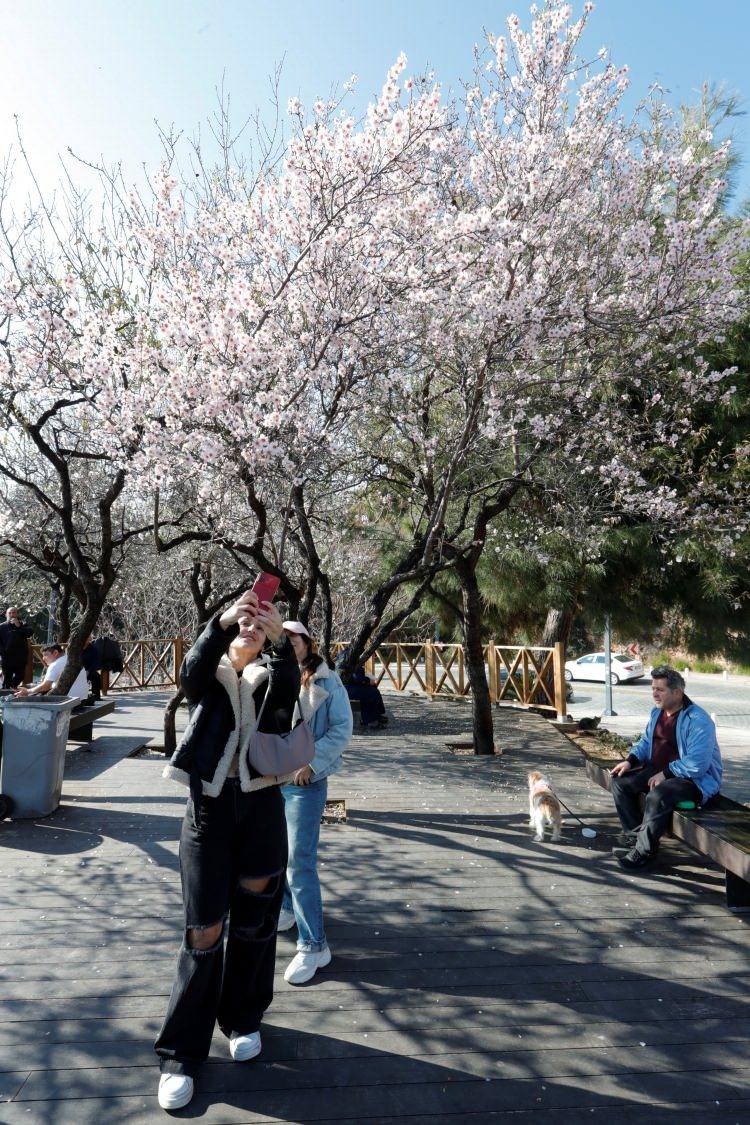 <p>Meteoroloji Genel Müdürlüğü tarafından İstanbul ve Ankara başka olmak üzere yurdun birçok noktasında kar yağışı ve soğuk hava uyarısı yapılırken turizmin başkenti Antalya'da yazdan kalma günler yaşanıyor. Şubat ayı olmasına rağmen mevsim normallerinin üzerinde seyreden sıcak hava nedeniyle çiçek açan ağaçlar görsel bir şölen oluşturdu. Hava sıcaklığının 17, deniz suyu sıcaklığının ise 19 derece olarak ölçüldüğü Antalya'da güneşli ve sıcak havayı fırsat bilen yabancı turistler ve kent sakinleri soluğu dünyaca ünlü Konyaaltı Sahili'nde aldı.</p>