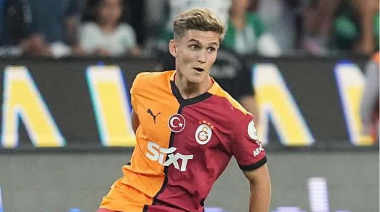 <p>Galatasaray, Elias Jelert'i sezon başında Kopenhag'dan 9 milyon Euro karşılığında kadrosuna kattı ancak Danimarkalı oyuncu bekleneni veremedi.</p>
