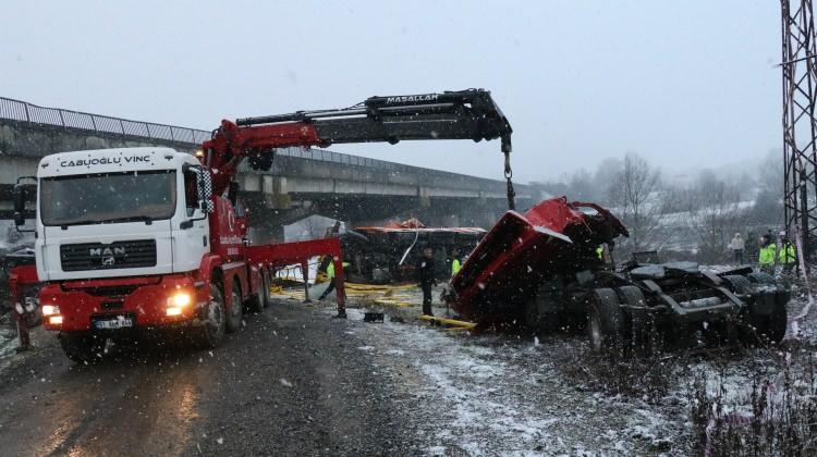 <p>Savrulan araçlar yaklaşık 5 metre yüksekliğindeki köprüden uçtu. </p>
