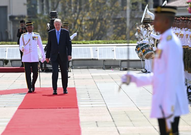 <p>Malezya Başbakanlık ofisindeki karşılama töreninin ardından iki lider başbaşa görüşmeye gerçti.</p>
