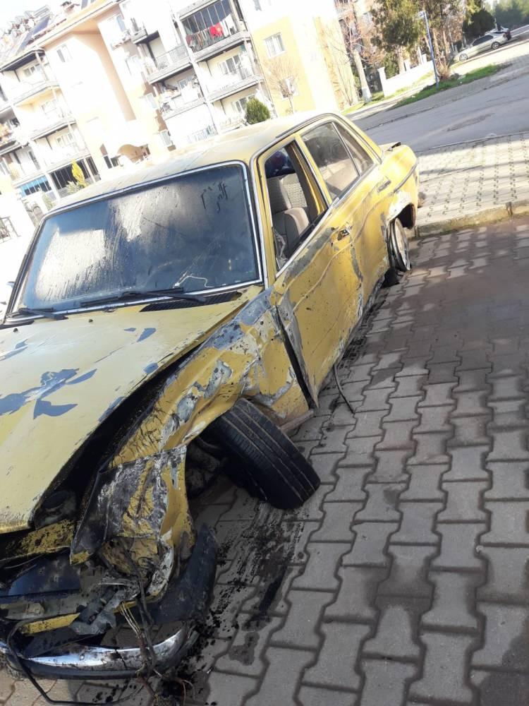 <p><span style="color:#A52A2A"><strong>6 GÜN ÖNCE KAZA YAPTI </strong></span></p>
<p>6 gün önce geçirdiği trafik kazası ise Necdet Tilif'in hayatını daha da zorlaştırdı. Kazadan önce, geceleri aracının direksiyonuna geçip alüminyum kutu toplayarak ve ikinci el giysiler satarak geçimini sağlayan Tilif, kaza sonucu aracının direksiyon ve ön aksı ciddi şekilde hasar gördüğünü, aracın kullanılamaz hale gelmesiyle birlikte bu gelir kapısının da kapandığını aktardı. </p>