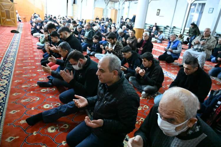 <p>Cami çıkışında ikramda bulunuldu.</p>
<p> </p>
