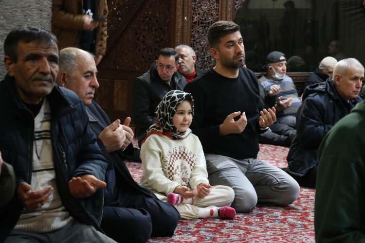<p>Berat Kandili'nin öneminin anlatıldığı gecede, camiye gelen cemaate, bazı kurum ve vatandaşlar tarafından çeşitli ikramlarda bulunuldu.</p>
<p> </p>