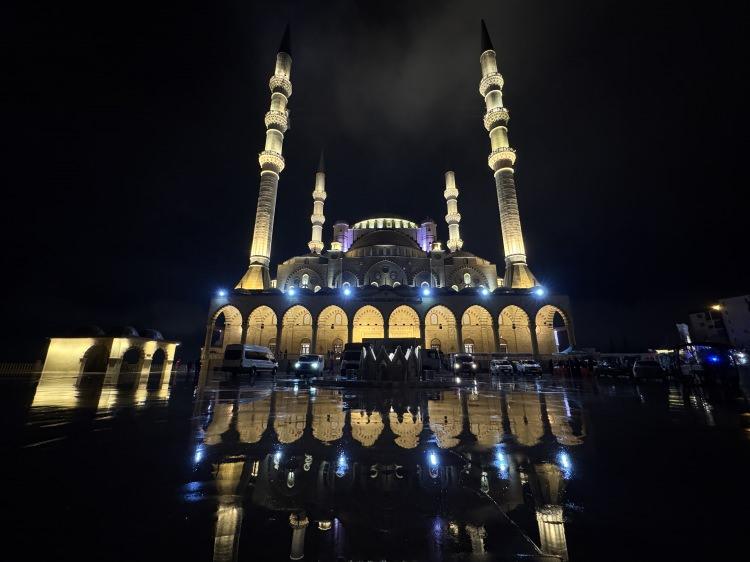 <p><span style="color:#B22222"><strong>KAHRAMANMARAŞ</strong></span></p>
<p>Kahramanmaraş'ta Abdülhamid Han Camii'nde Berat Kandili dolayısıyla program düzenlendi. </p>