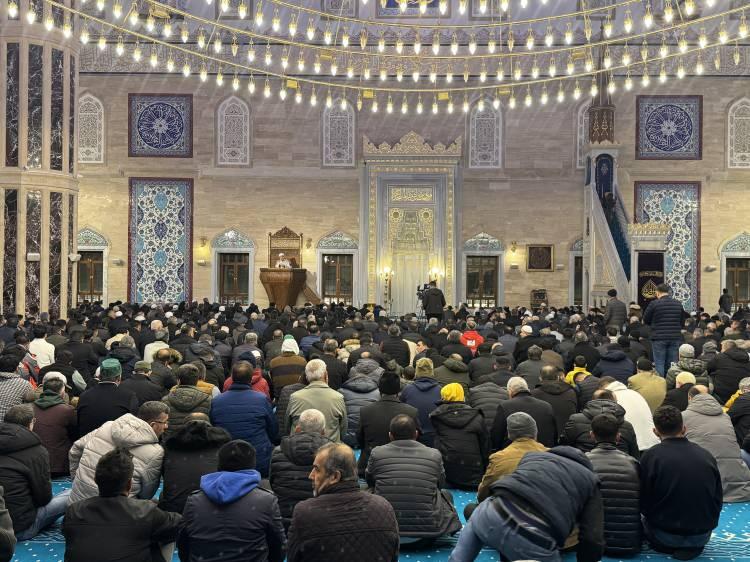 <p>Camiye gelen vatandaşlar, Kur'an tilaveti ve vaazı dinledikten sonra namaz kıldı.</p>

