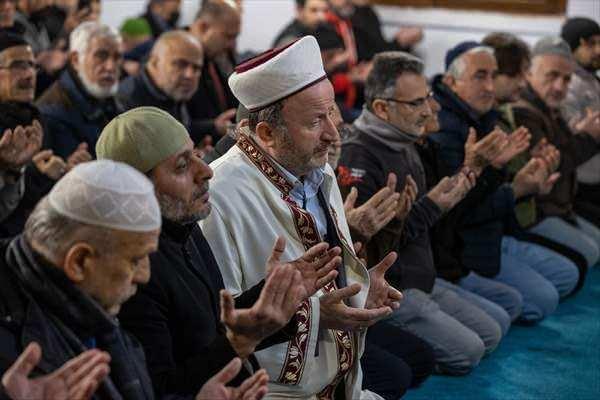 <p><span style="color:#B22222"><strong>SAKARYA</strong></span></p>
<p>Sakarya'da Berat Kandili dolayısıyla camilerde programlar düzenlendi. </p>