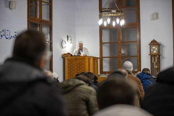 <p>Tarihi Orhan Camisi’nde de vatandaşlar, namaz kılıp dua etti.</p>