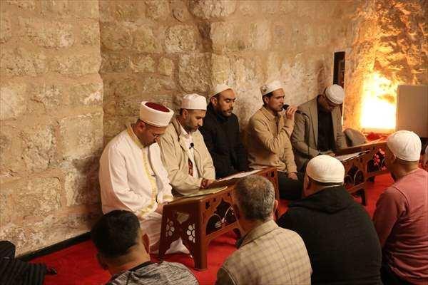 <p>Ulu Cami’de de vatandaşlar, namaz kılıp dua etti.</p>