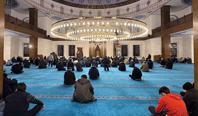 <p><span style="color:#B22222"><strong>ARDAHAN</strong></span></p>

<p>Ardahan'da Serhat Ulu Camii'nde Berat Kandili dolayısıyla program düzenlendi. </p>
