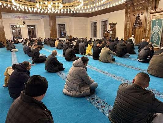 <p>Camiye gelen vatandaşlar, Kur'an tilaveti ve vaazı dinledikten sonra namaz kıldı.</p>
