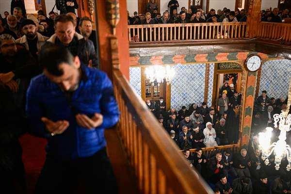 <p>Hacı Bayram Camii'nde vatandaşlar, namaz kılıp dua etti.</p>