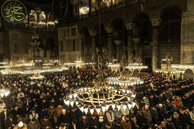 <p>Ayasofya-i Kebir Cami-i Şerifi'nde de mevlit programı gerçekleştirildi.</p>
