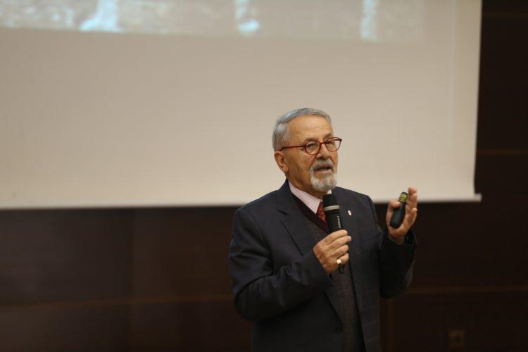 <p>Prof. Dr. Görür, son günlerde yaşanan deniz suyu çekilmesine de değinerek, "<strong>Depremler ile deniz çekilmelerinin hiç ilgisi yok. Deniz çekilmesi depremde, tsunami geleceği zaman olur. Bugünkü deniz çekilmesi tamamen klimatolojik nedenlerledir. Bazı yerlerde atmosferik olaylar denizlerin çekilmesine ve yükselmesine neden olurlar. Bunun tektonik hareketlerle bir ilgisi yok.</strong>" dedi.</p>

<p> </p>

