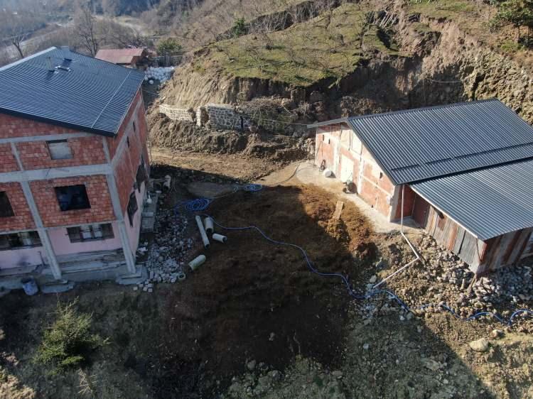 <p>Heyelan riski nedeniyle AFAD ekipleri de bölgeye gelerek inceleme yaparken, risk altında yaşayan Korkmaz ailesi yetkililerden yardım istedi.</p>